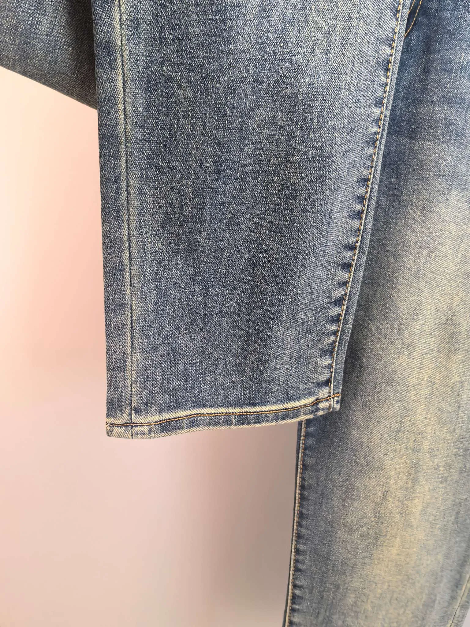 P440 Chrome Hearts men's fashionable large hem jeans, official album and poster wear style!  High-grade imported denim raw-color fabrics are supplied to customers. We specially select pure 13oz denim fabrics from Okayama, Japan. They are washed with heavy-duty environmentally friendly plant enzymes. The texture has a light retro color and is quite beautiful, which is very suitable for the autumn and winter colors. After washing, the fabric is soft and delicate, but has a strong sense of bones and a slight stretch, which provides an excellent comfortable experience. There is no damage from any technical elements throughout the body, retaining the purest tannin color! The details throughout the body are perfect, exquisite and elegant. The latest leather label on the waist highlights the brand's characteristics. The hardware accessories, leather label and wiring all reflect the craftsmanship! The silhouette is perfectly tailored and has excellent butt lift and slimming effect. It can be easily matched with any top in the wardrobe. It has wide compatibility and is suitable for various daily wear. The upper body is full of shape. It is a must-have trousers for those who are obsessed with quality control and 1V! Size: 29-38 No 35 37